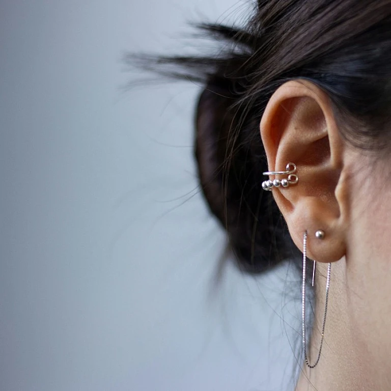 Tout savoir sur le piercing daith et rook